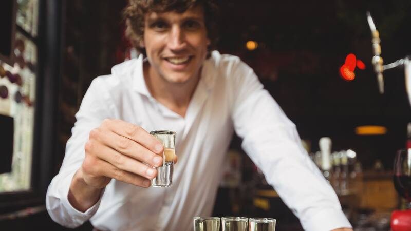 El tequila 100% agave tiene una mayor duración de sabor, lo que lo hace ideal para disfrutar lentamente.