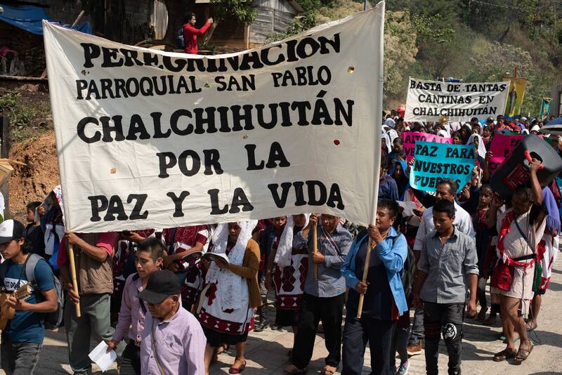 Indígenas mayas tzotziles encabezaron una protesta este sábado en el municipio de Chalchihuitán, estado de Chiapas (México), ante la escalada de violencia narco. Foto: EFE.