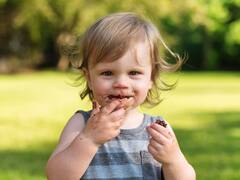 Qué pasa cuándo la comida cae al piso: la verdad detrás del mito de los 5 segundos, según un microbiólogo