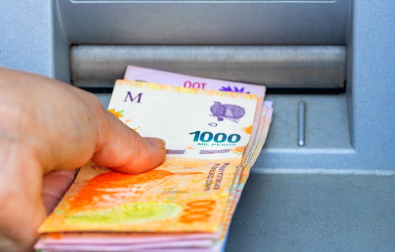 Establecen nuevos topes de extracción por bancos.