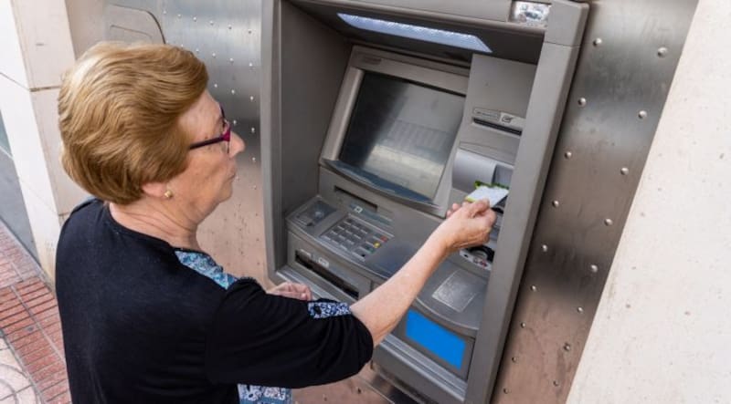 Es oficial | El SAT inspeccionará cuentas bancarias y aplicará embargo a quienes incumplan esta condición (foto: archivo).