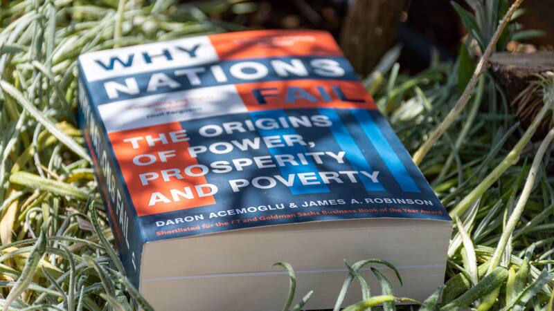 Daron Acemoglu y James Robins escribieron en 2012 el libro "Por qué fracasan los países: los orígenes del poder, la prosperidad y la pobreza".