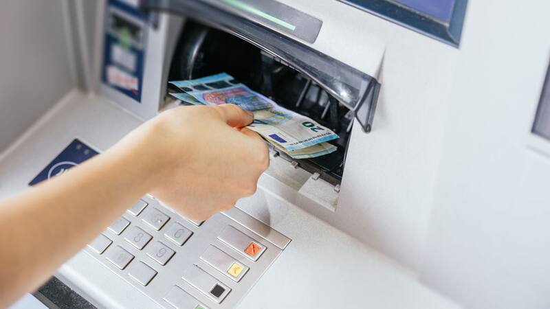 Alerta cajeros automáticos: este es el botón que no debes apretar jamás para no perder todo tu dinero.