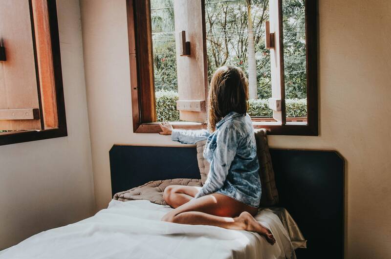 Dormir junto a una ventana puede generar una sensación de peligro latente, ya que se percibe la posibilidad de que alguien pueda ingresar desde el exterior durante el sueño. (Foto: Unsplash)