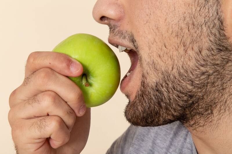Las manzanas mantienen el equilibrio de nutrientes esenciales para el cuero cabelludo. (Fuente: Freepik)