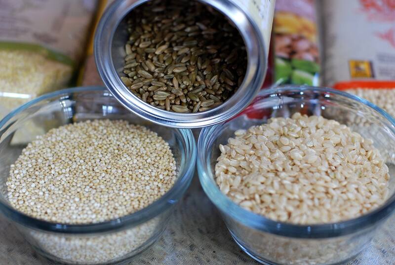 La quinoa es una pequeña semilla que dispone de energía y fibra como los cereales integrales, proteínas vegetales y una cantidad excepcional de minerales. Fuente: Pixabay