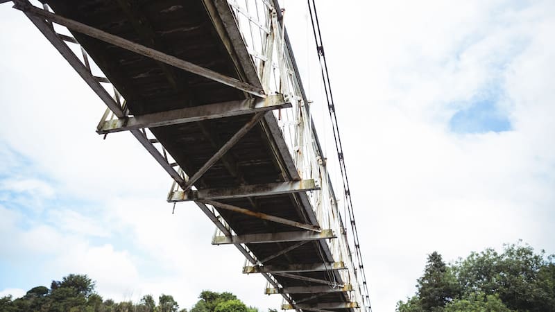 El puente peatonal más largo de la Capital podría ser demolido tras años de abandono.