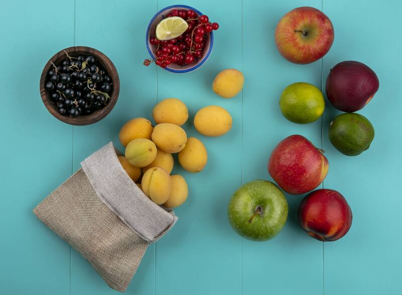 Reemplazar comidas completas por frutas puede llevar a una dieta desequilibrada, ya que las frutas carecen de proteínas y grasas esenciales. (Foto: Freepik)