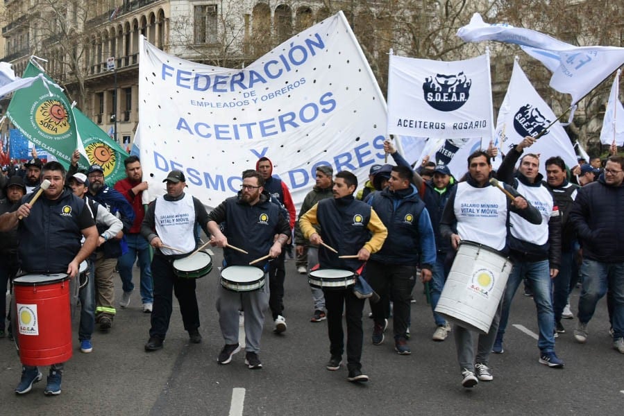 El sorprendente salario mínimo que reclaman los sindicatos aceiteros y que efectos pueden tener un paro del sector