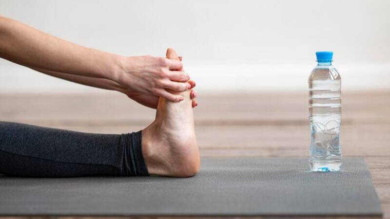 ¿Se puede bajar de peso solo tomando agua? La ciencia ahora dice que sí.