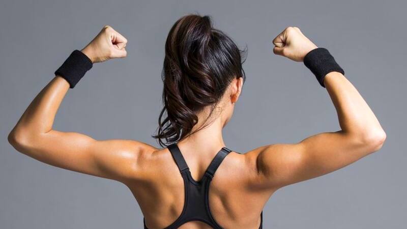 La clave para tonificar los brazos de manera efectiva y en poco tiempo radica en una combinación de entrenamiento de fuerza y cardio.