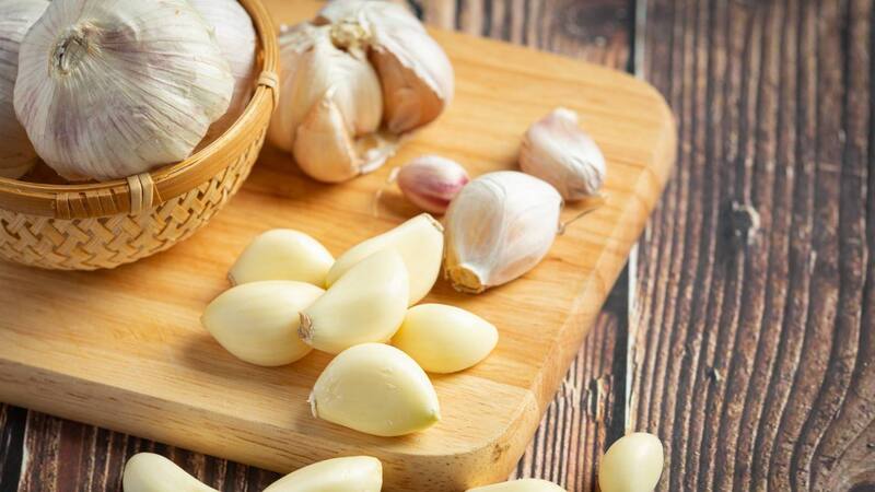 ¿Funciona poner un diente de ajo bajo la almohada antes de dormir? Fuente: Shutterstock.