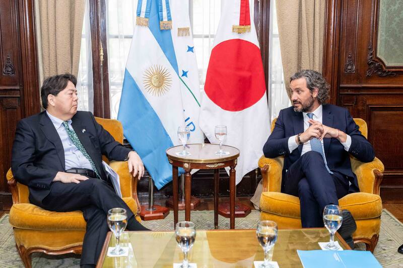 El canciller Hayashi con su par Santiago Cafiero
