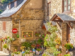 Es uno de los pueblos más bonitos del país: sus casas de piedra y balcones floreados mantienen vivo su pasado medieval