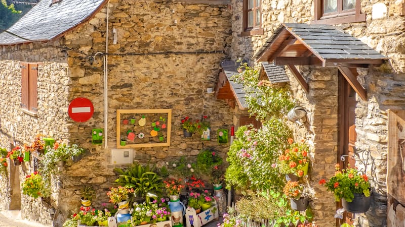 Es uno de los pueblos más bonitos del país: sus casas de piedra y balcones floreados mantienen vivo su pasado medieval