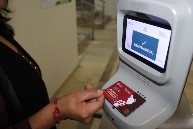 El plástico del Bienestar es esencial para cobrar el dinero del programa Mujeres con Bienestar en Edomex. Fuente: archivo