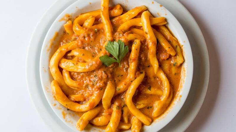 Conocé el bodegón que une la pasión del club de barrio con los fusilli al fierrito más sabrosos de la ciudad.