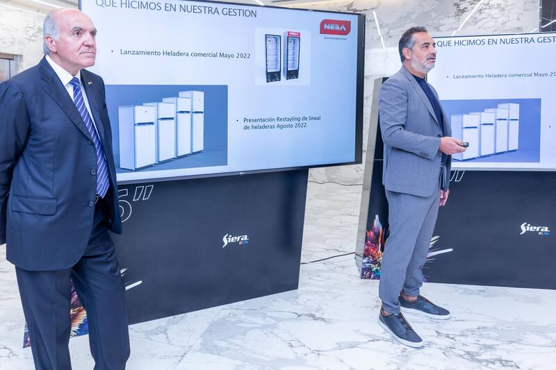 Representantes de ambas empresas durante la presentación