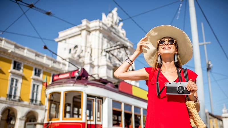 La ciudad ha sido elogiada por su capacidad de fusionar lo antiguo con lo nuevo, creando un ambiente único y atractivo.