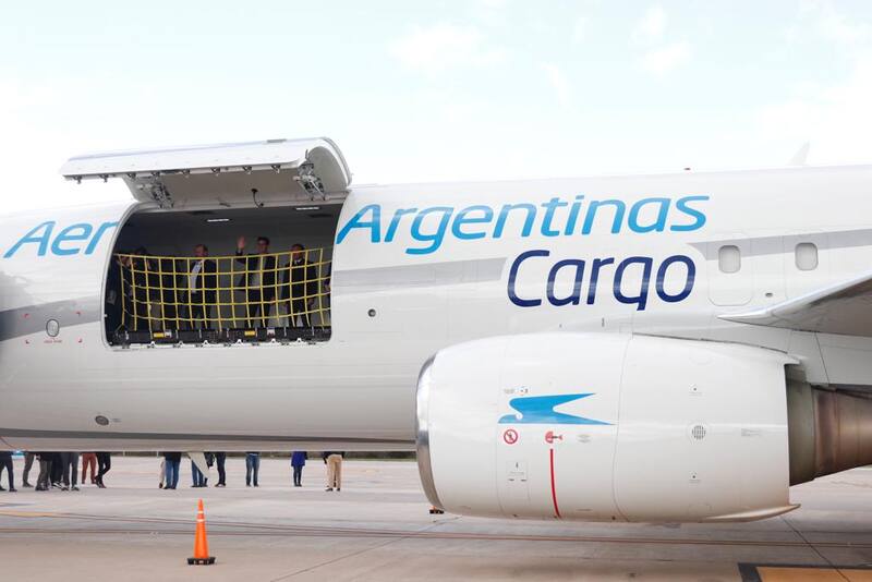 Las autoridades recorrieron la nueva unidad de la división Aerolíneas Cargo