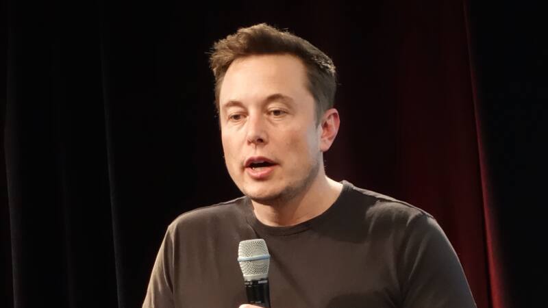 Elon Musk utiliza la psicología de la oposición para enfocarse en sus objetivos sin distracciones.