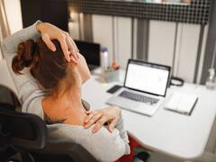 5 ejercicios simples y rápidos para hacer durante el día si estás mucho tiempo sentada en tu jornada de trabajo