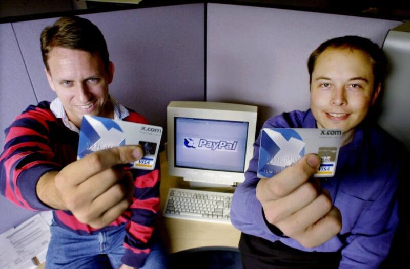 A la izquierda, Peter Thiel y a la derecha Elon Musk, miembros de la "mafia PayPal".
