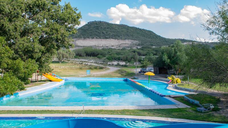 Las aguas termales son conocidas por sus propiedades terapéuticas que alivian tensiones musculares.