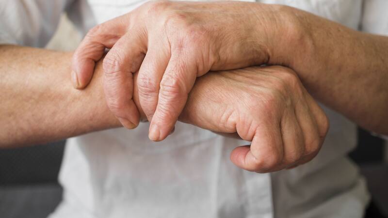 Este alimento previene la artritis y disminuye el dolor, según un premio Nobel de Medicina.