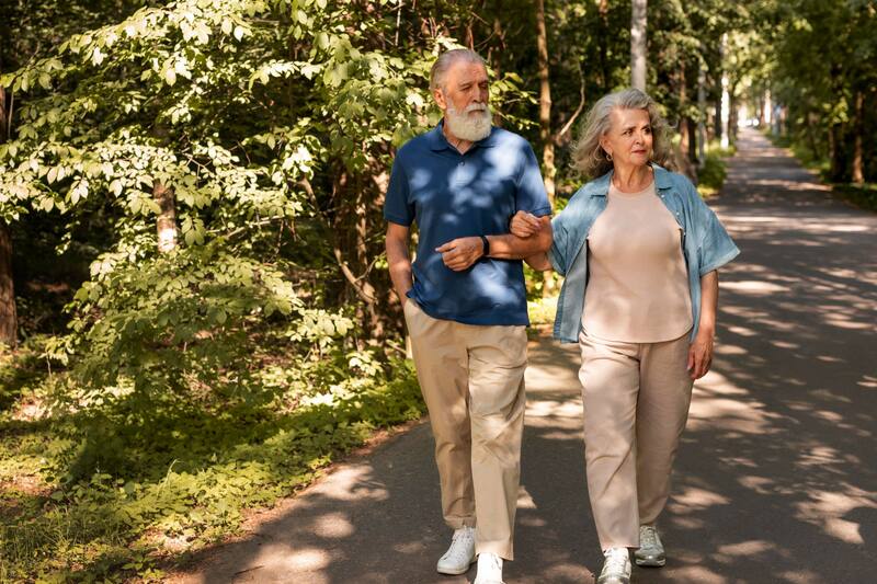 El hábito de contar pasos puede mejorar la calidad de vida física y mental en mujeres después de los 60 años. (Foto: Freepik)