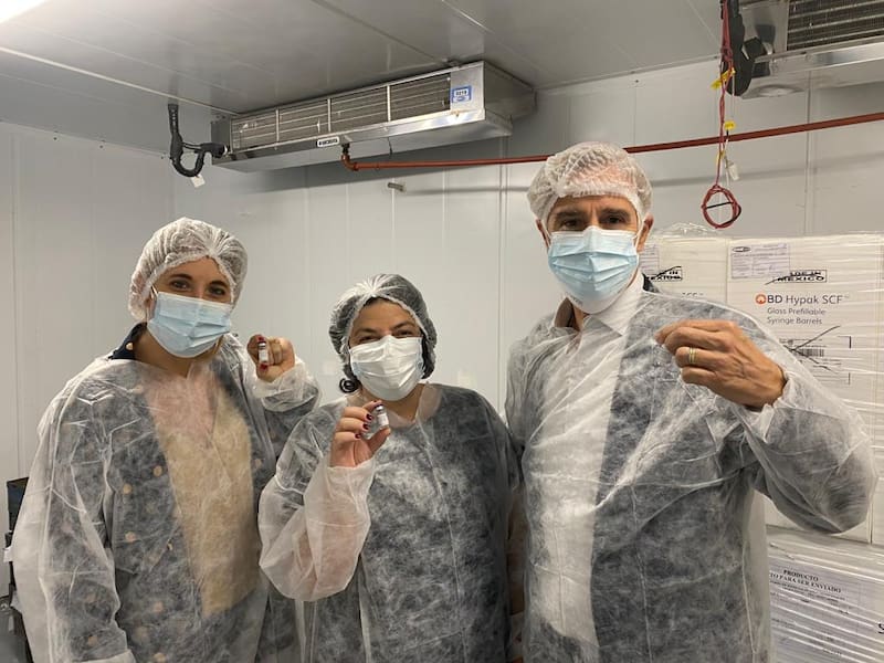 Cecilia Nicolini, asesora presidencial y Carla Vizzotti, ministra de Salud, se sacaron una foto con Figueras con las primeras dosis de la vacuna producida en la Argentina.