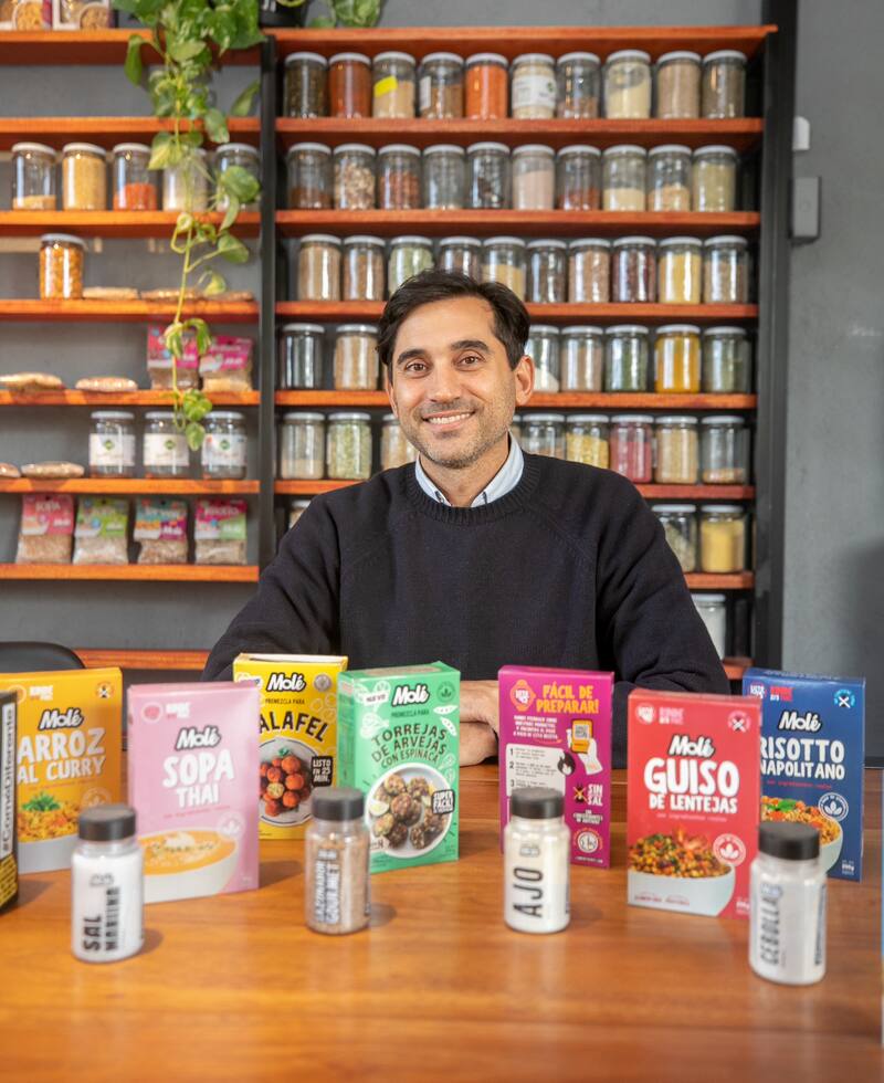 Osman estudió Contaduría, tuvo una pizzería y abrió un supermercado hasta que en 2019 fundó Molé