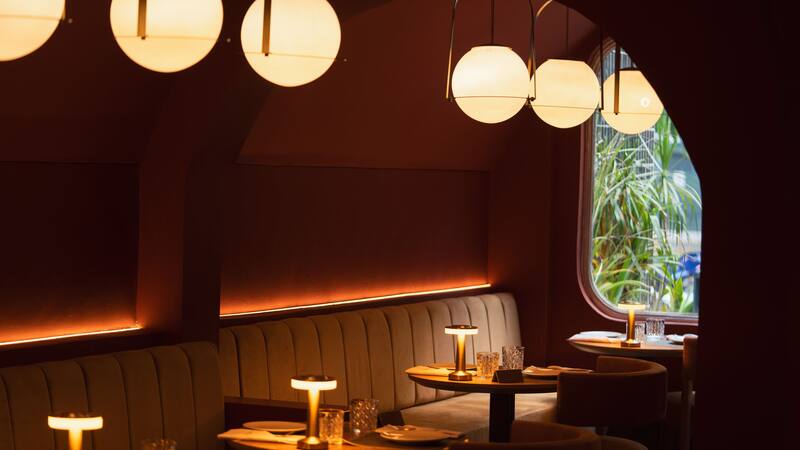 El camino comienza en el Infierno, ambientado con tonos oscuros, materiales pesados y texturas rústicas.