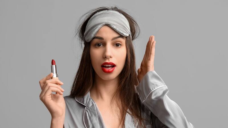 Estos son los peligros que enfrentas por no sacarte el maquillaje antes de dormir, según especialistas.