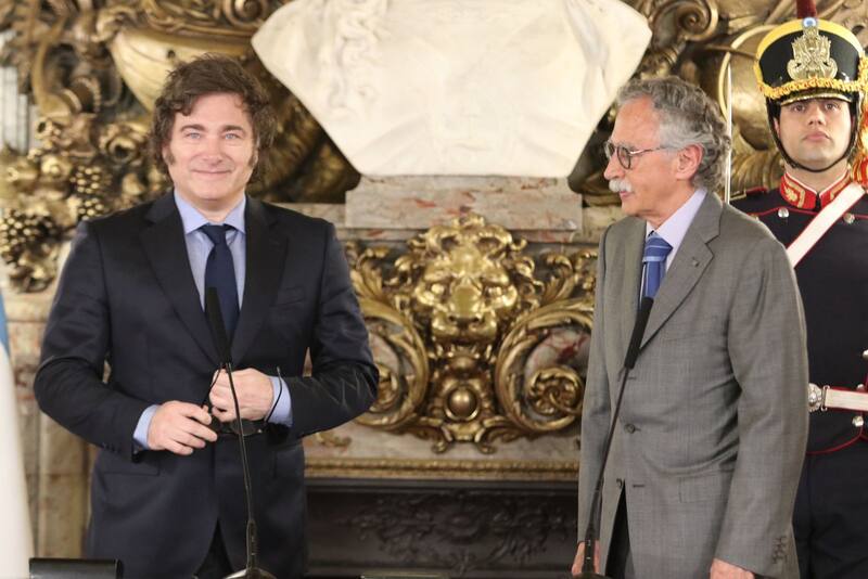 Javier Milei y Mario Lugones en la jura de hoy en el Salón Blanco de Casa Rosada. (Presidencia)