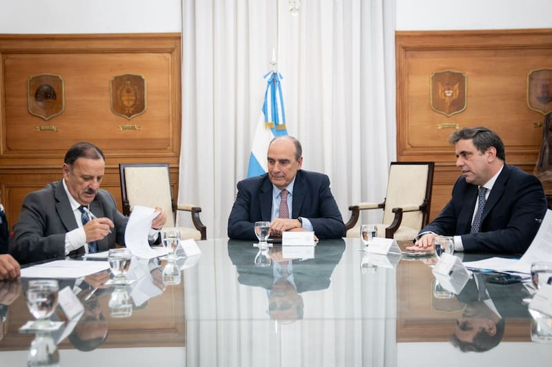 A pesar de sus críticas al Gobierno, el riojano Ricardo Quintela firmó acuerdos con Guillermo Francos