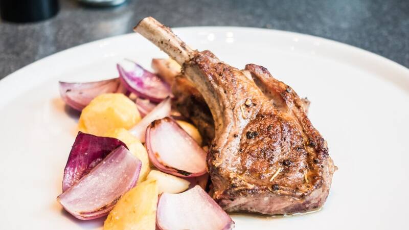 El pueblo tiene varios locales que representan la tradición culinaria local a la perfección.