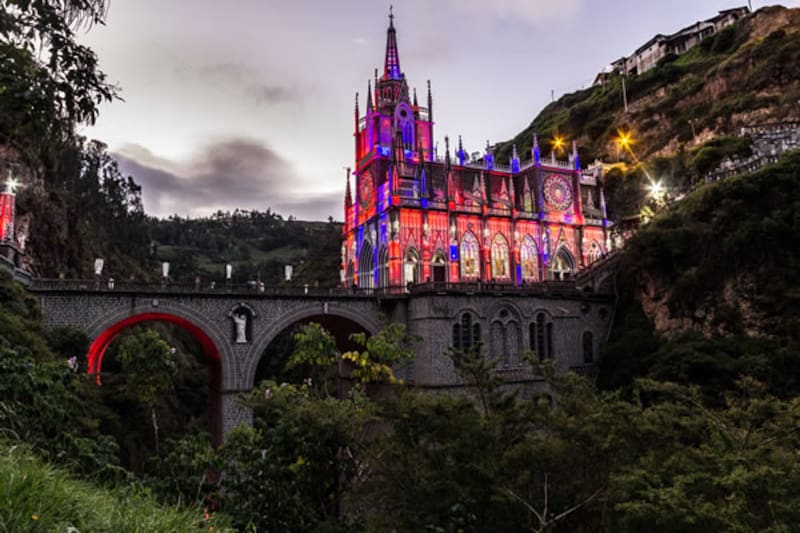 La iglesia se encuentra sobre un risco. Debajo pasa el río Guáitara.
