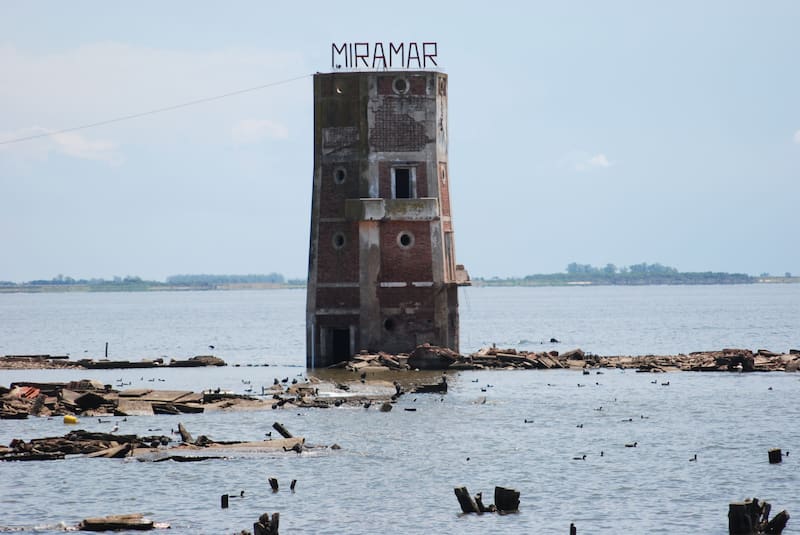La localidad ofrece un entorno natural único, con el lago salado más grande de Sudamérica. (Fuente: kvn.jns en Wikimedia Commons)