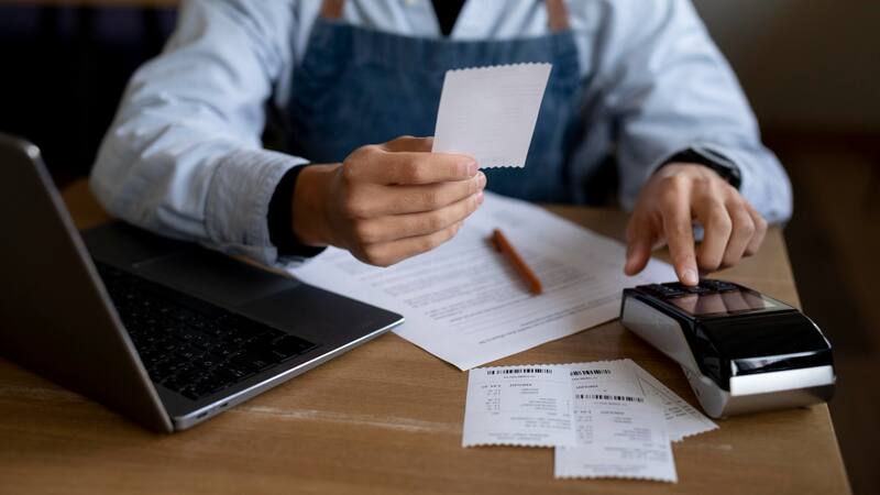 Es oficial | Los hogares ya destinan casi el 50% de sus ingresos para pagar la factura de la luz, agua y gas.