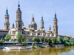 Es la única ciudad con dos catedrales de origen medieval en la misma plaza central: qué las distingue realmente