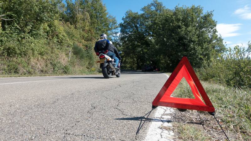 Las típicas balizas o triángulos de emergencia tienen fecha de caducidad. (Foto: Pixabay).