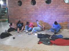 Detienen a siete hombres en Belgrano por violar la cuarentena: uno estaba armado