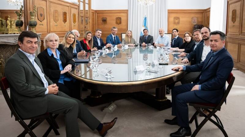 La foto de una de las primeras mesas legislativas de LLA y el PRO a finales del año pasado