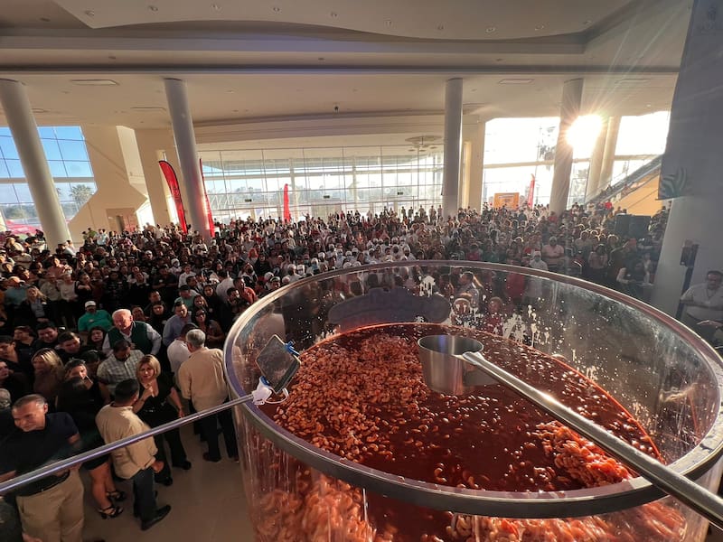 El cóctel de camarón más grande del mundo fue elaborado en Mazatlán y consiguió batir un récord Guinness. Foto: Twitter @sinaloa_sectur.