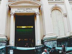 El dólar bajó por segunda rueda al hilo a pesar de que siguen las compras oficiales