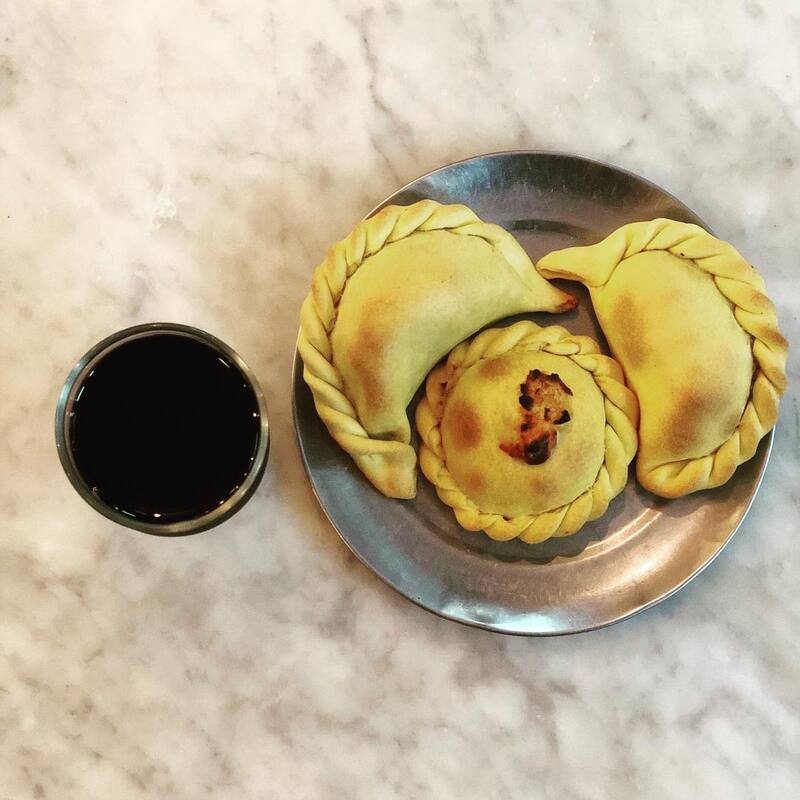 Las empanadas se destacan por su masa gruesa, hecha con manteca, y un relleno jugoso (Fuente: lacocinaempanadascata / Instagram)
