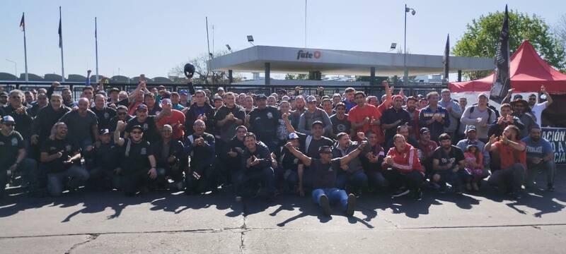 Operarios de Fate se movilizaron este viernes frente a la planta de la empresa, en San Fernando; también hubo bloqueos en Pirelli y Bridgestone