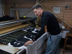 De coser en el garaje a vestir clubes de fútbol: la historia de una pyme argentina con su propia marca deportiva