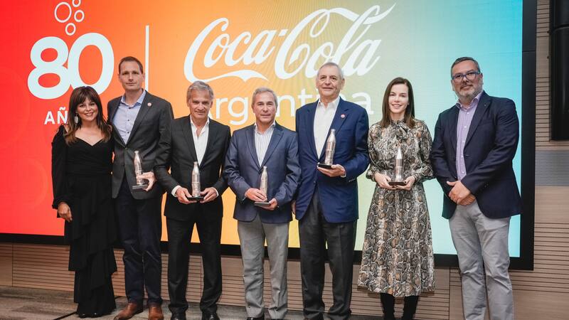 Iliana Iliana Reza, VP de Operaciones Zona Sur de Franquicias de Coca-Cola Latinoamérica; junto a Nicolás Bertelloni, Coca-Cola FEMSA; Enrique Pérez Estevez, Coca-Cola Andina; Sergio Giménez, Arca Continental y David y Victoria Lee, Reginald Lee.